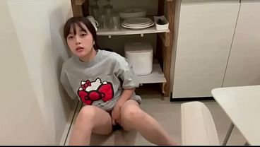 彼氏のおちんちん挿れたいけど居ないから1人でしょうがなくオナニーでイク女子大生