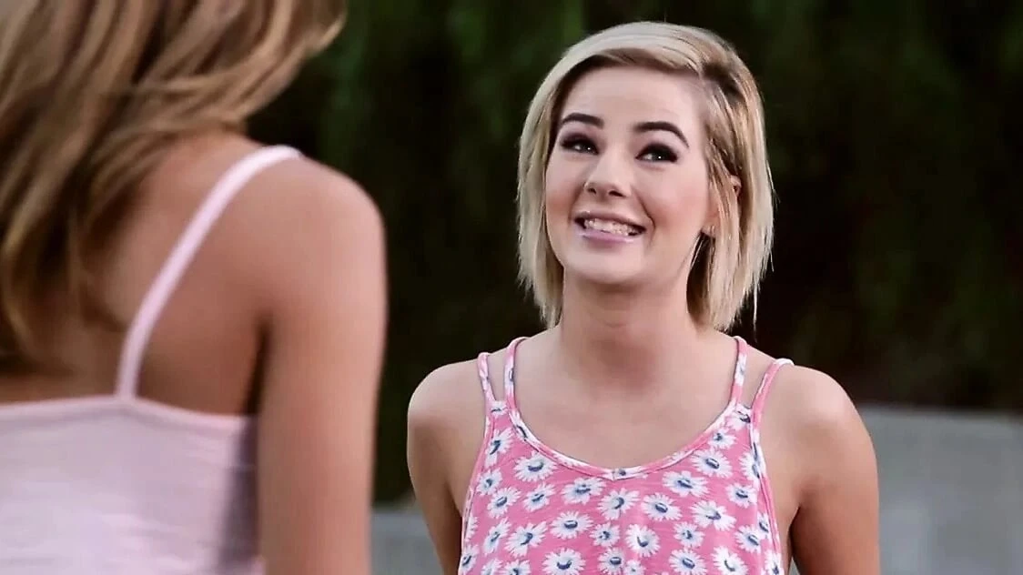 Blonde gets first kiss from new neighbor and is facesitted